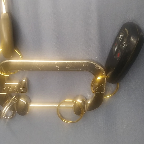 Designer Guess,  ( gold color ) key - Picture 3 of 7